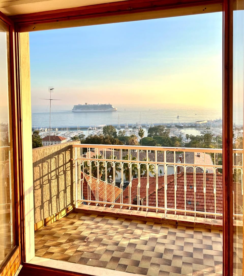 Bilocale VISTA MARE e Parcheggio privato Apartment in Sanremo
