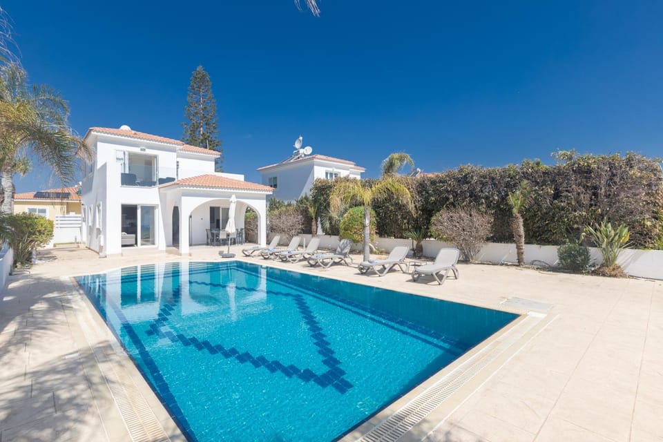 Property building, Day, Garden, Swimming pool, sunbed