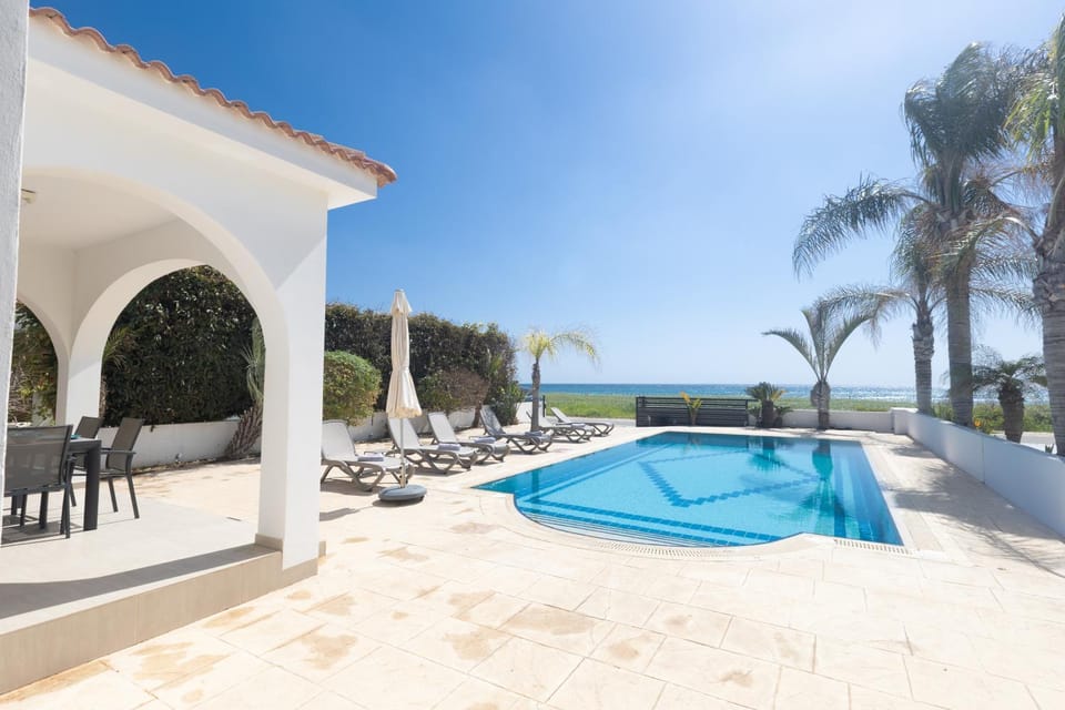 Sea view, Swimming pool, sunbed