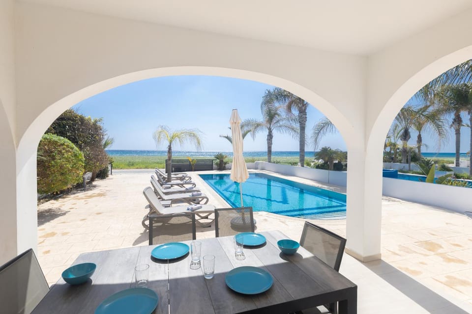 Seating area, Sea view, Swimming pool, sunbed