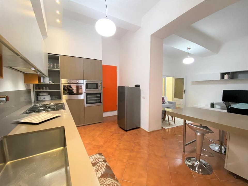 Kitchen or kitchenette, Dining area, oven, stove