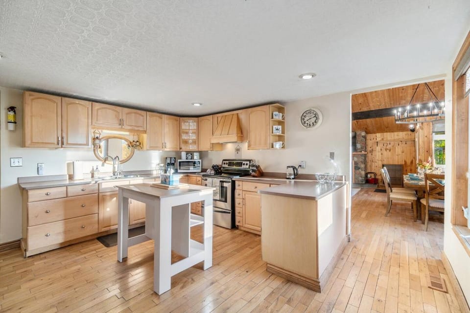 Lakefront Escape Hot Tub & Sauna Retreat House in Gravenhurst