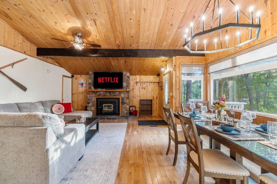Lakefront Escape Hot Tub & Sauna Retreat House in Gravenhurst