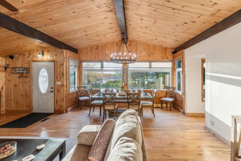 Lakefront Escape Hot Tub & Sauna Retreat House in Gravenhurst