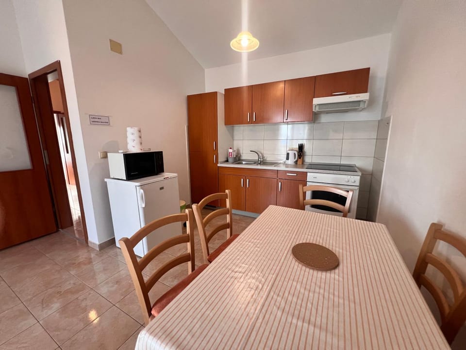 Kitchen or kitchenette, oven, stove
