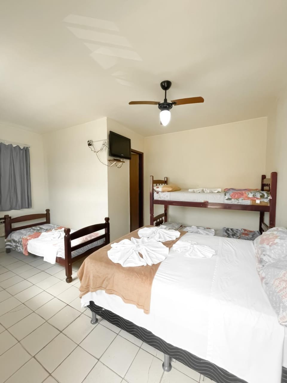 Bed, Photo of the whole room, towels, air conditioner