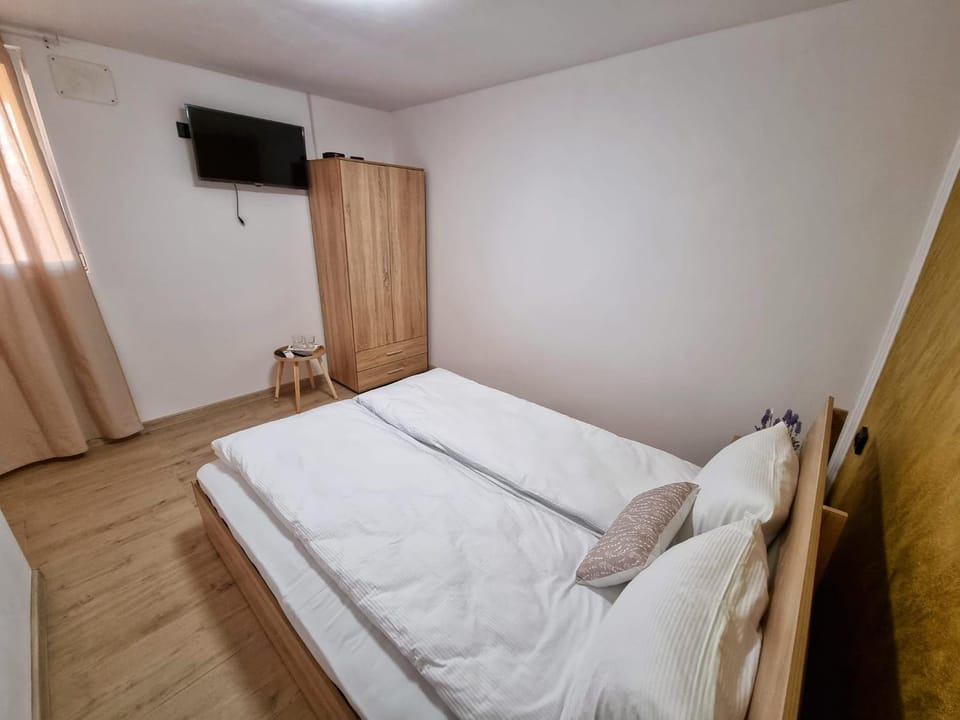 Communal lounge/ TV room, Bed, TV and multimedia, Photo of the whole room, Bedroom
