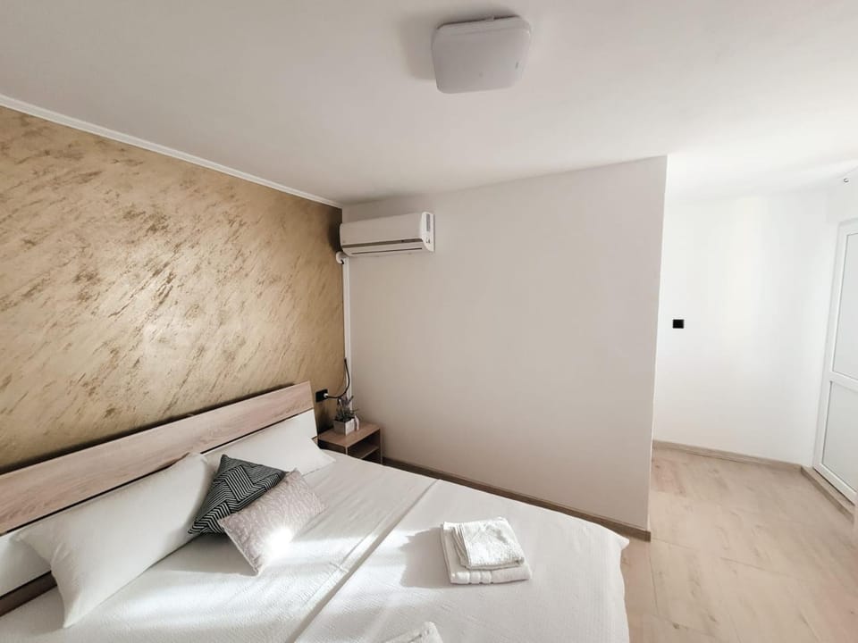 Bed, Photo of the whole room, Bedroom, towels, air conditioner