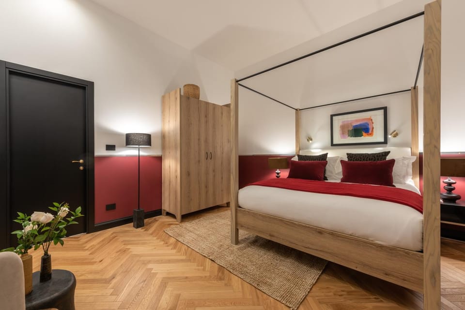 Photo of the whole room, Bedroom