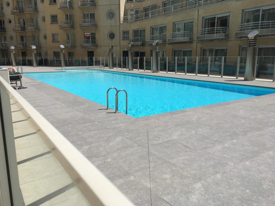 Studio 4 pers met Frontaal Zeezicht & privé zwembad Oostende Apartment in Ostend