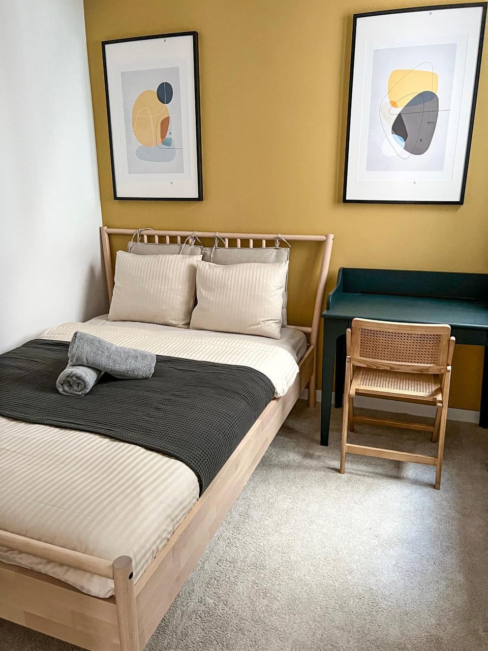 Bed, Photo of the whole room, Seating area, Bedroom