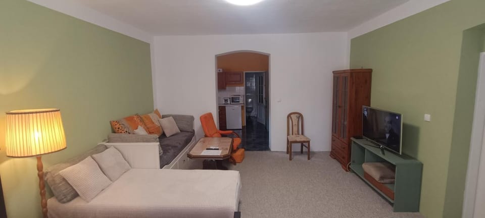 Bed, TV and multimedia, Living room, Seating area