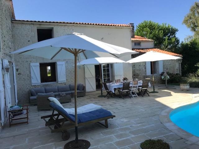 Maison ancienne avec piscine au milieu des vignes Villa in Nouvelle-Aquitaine
