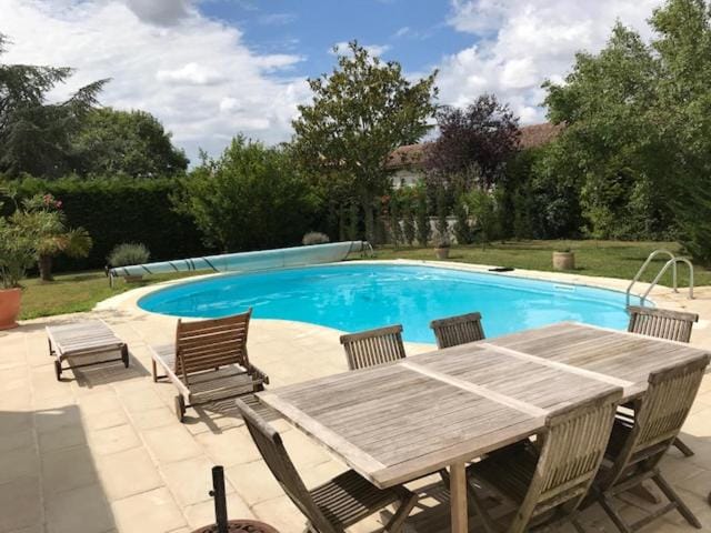 Maison ancienne avec piscine au milieu des vignes Villa in Nouvelle-Aquitaine