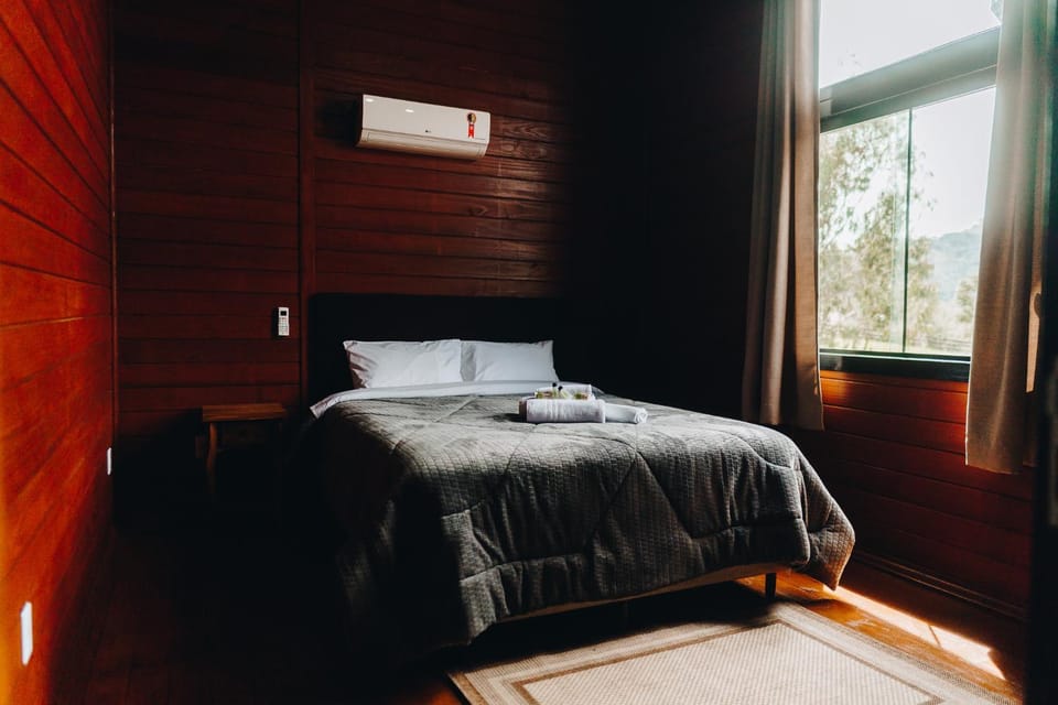 Photo of the whole room, Bedroom, towels
