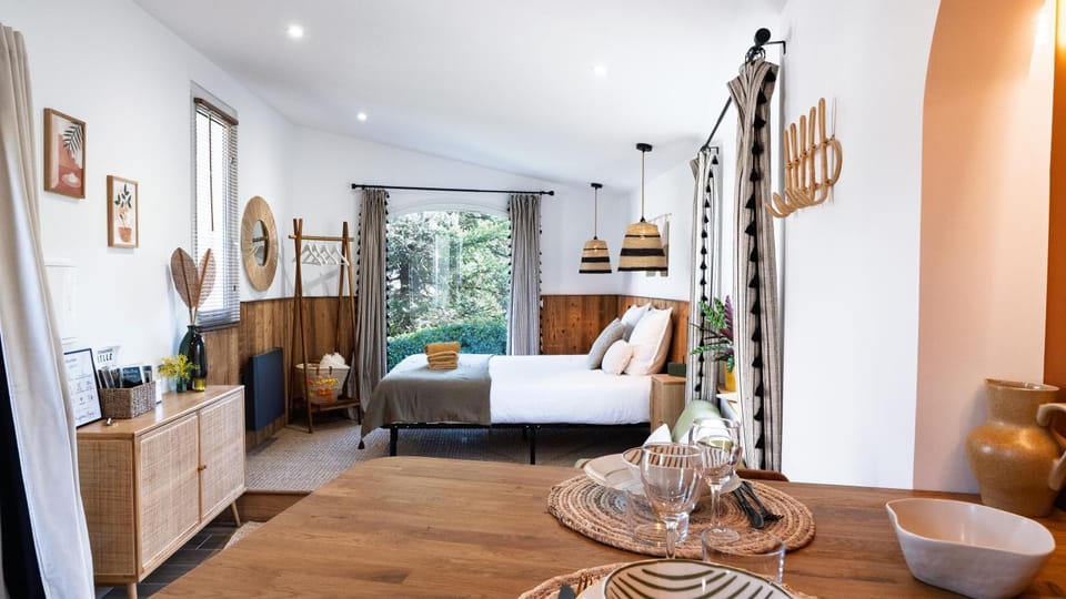 Living room, Photo of the whole room, Dining area, Bedroom