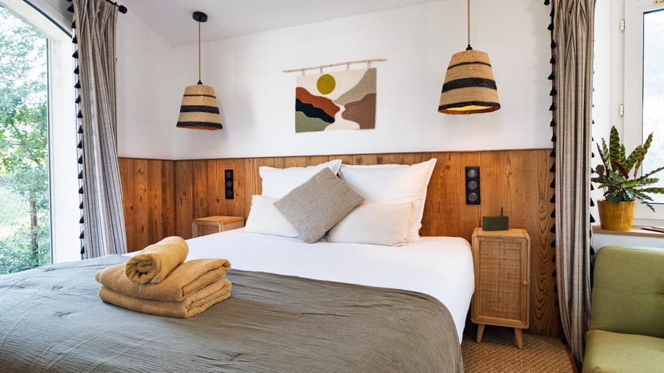 Bed, Bedroom, towels