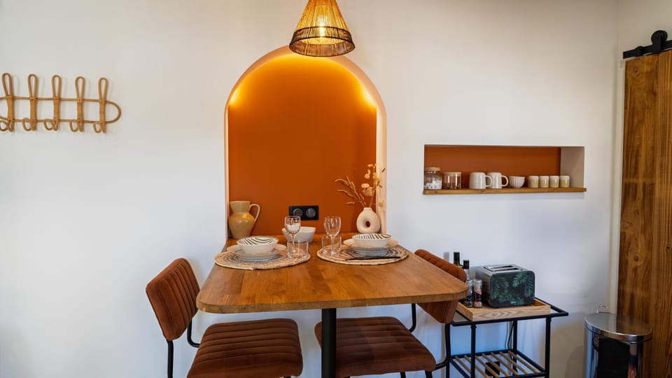 Dining area, Food