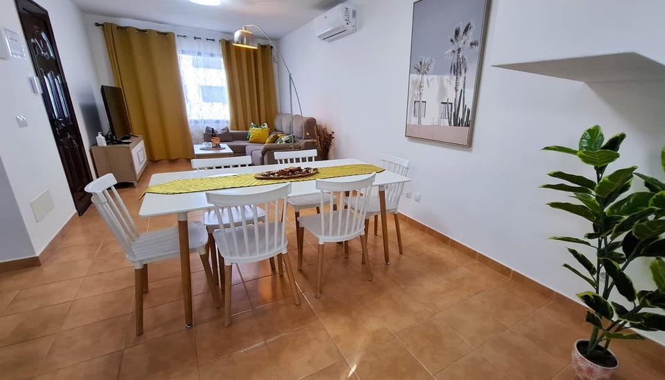 Communal lounge/ TV room, Dining area, air conditioner