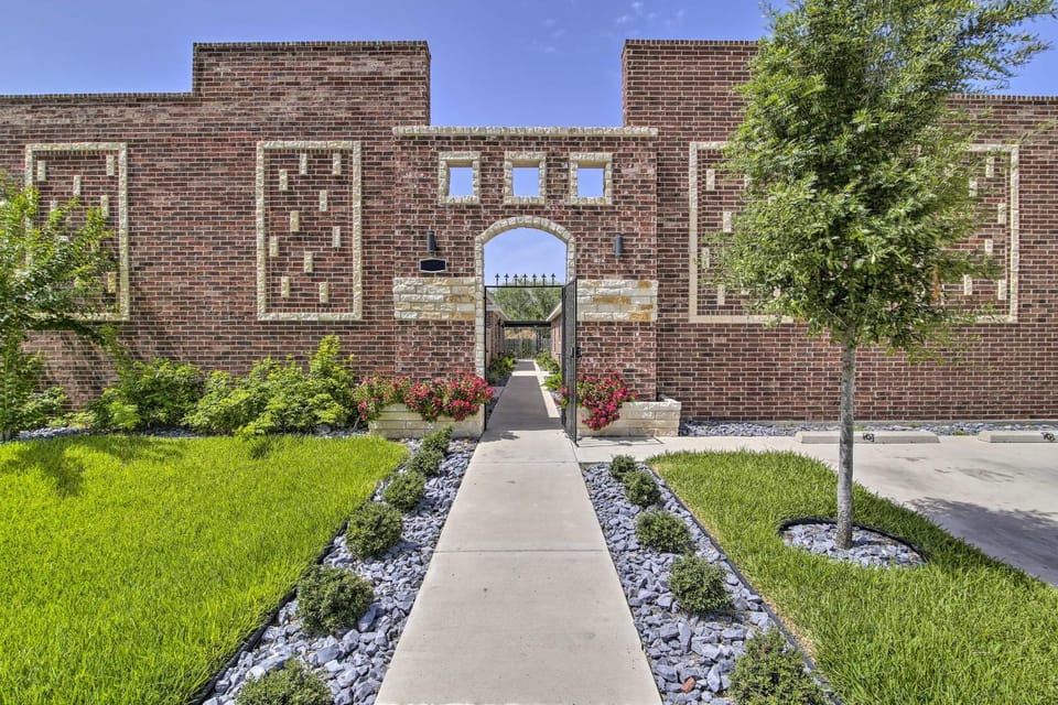 Private Patio: Edinburg Couple's Retreat! Apartment in Edinburg