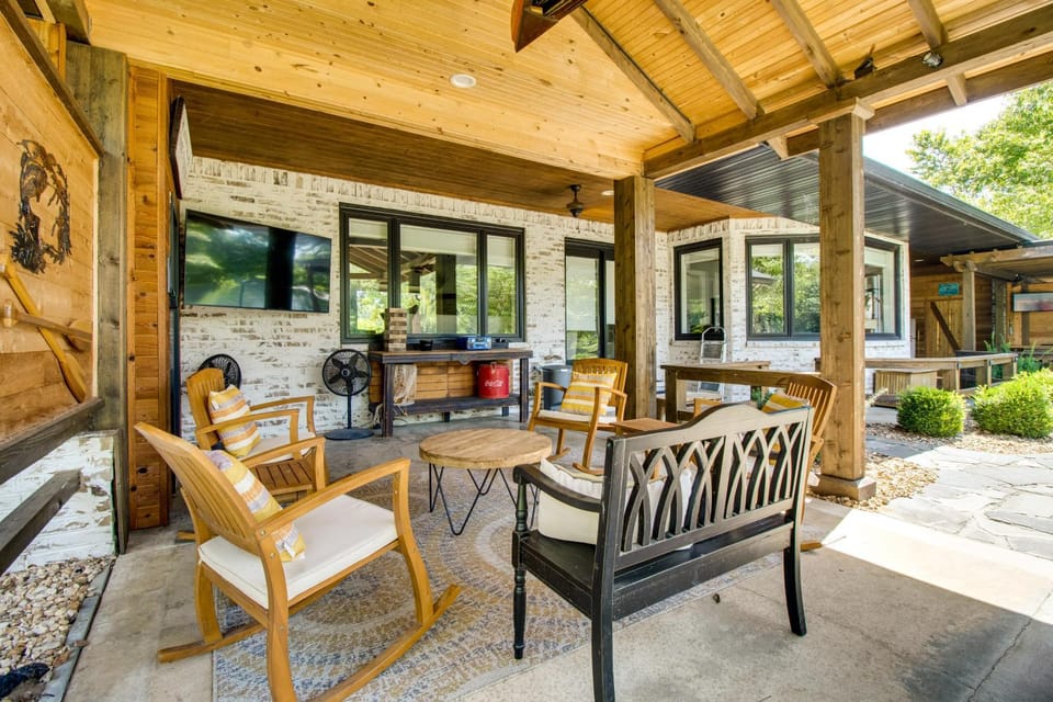 Cotter Home w/ Direct Access to White River! House in Arkansas
