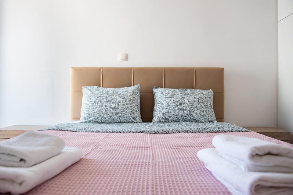 Bed, Bedroom, towels