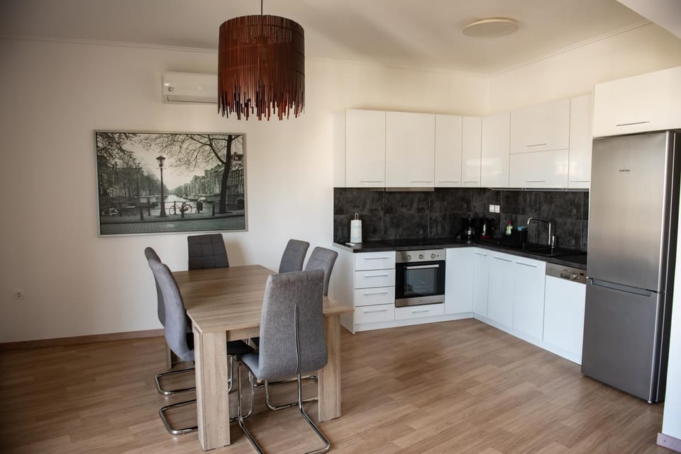 Kitchen or kitchenette, Seating area, Dining area, pet friendly, stove