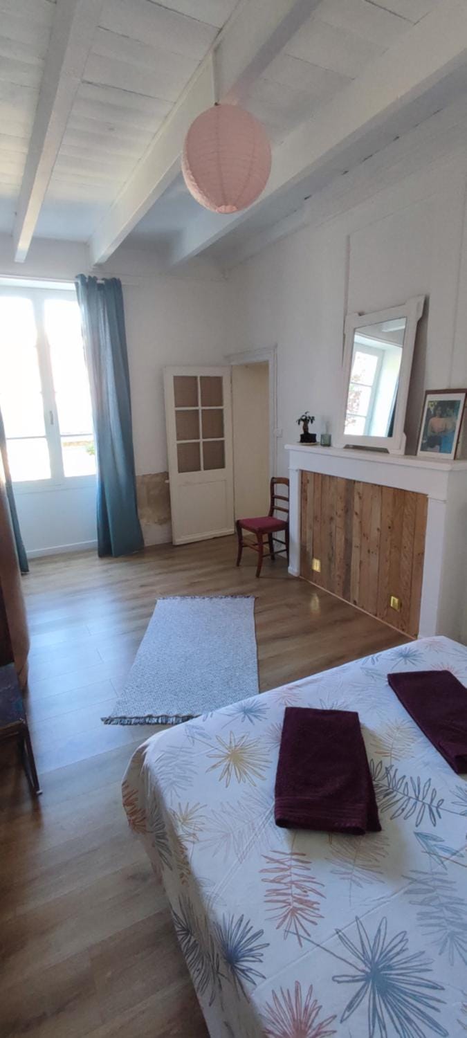 Photo of the whole room, Bedroom, wardrobe