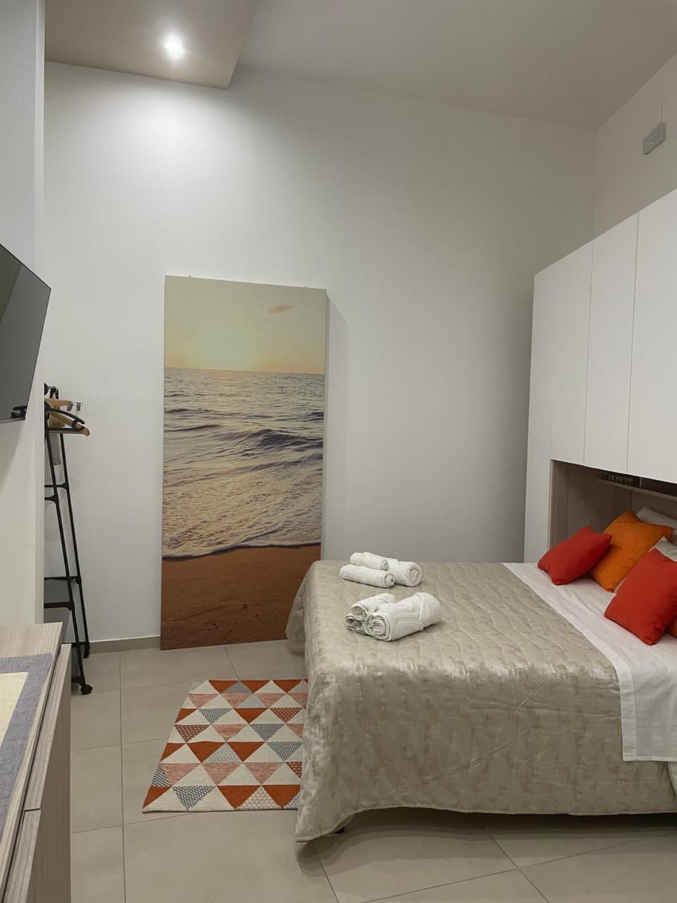 Bed, TV and multimedia, Bedroom, towels