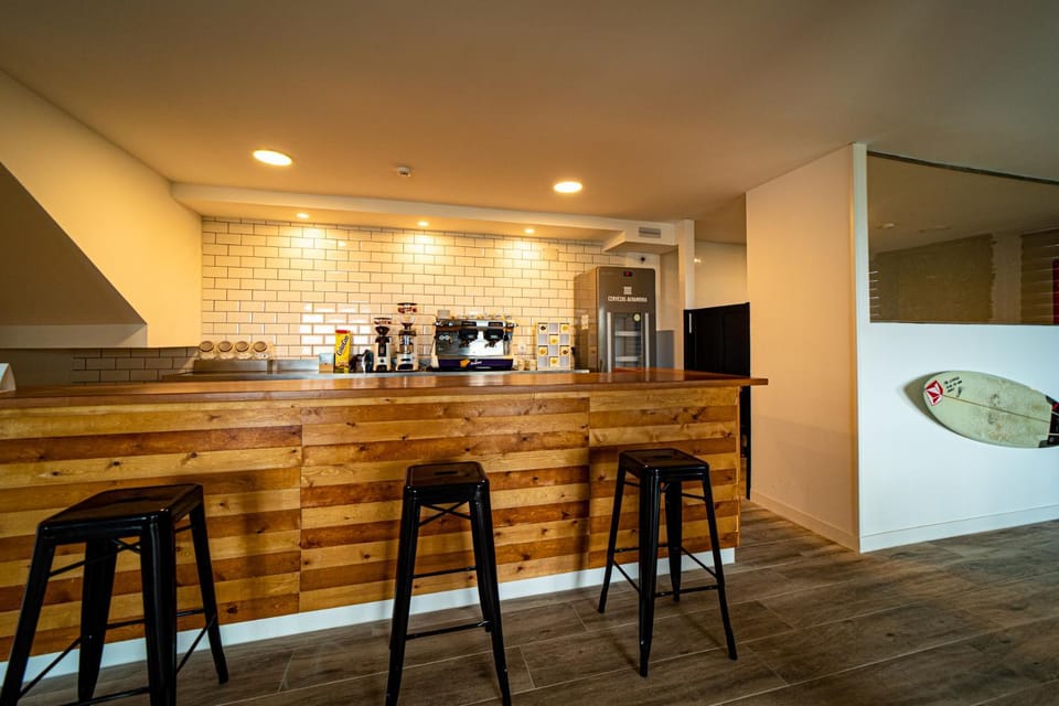Restaurant/places to eat, Lounge or bar