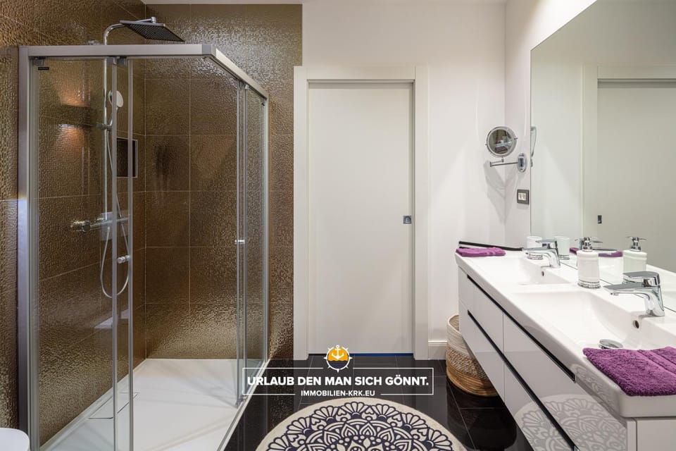 Shower, Bathroom, towels