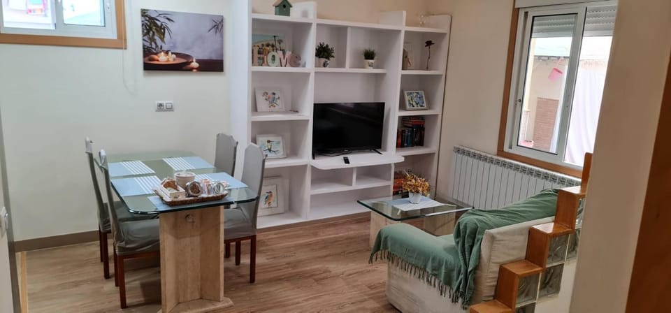 TV and multimedia, Living room, Seating area, Dining area