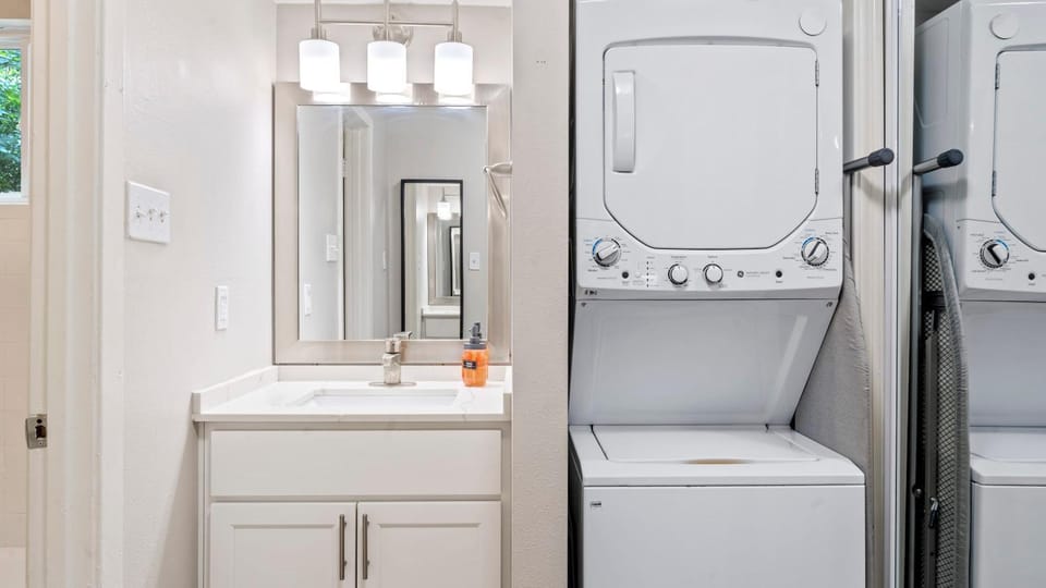 Cozy Efficiency Studios Close to Downtown and Domain Apartment in Austin
