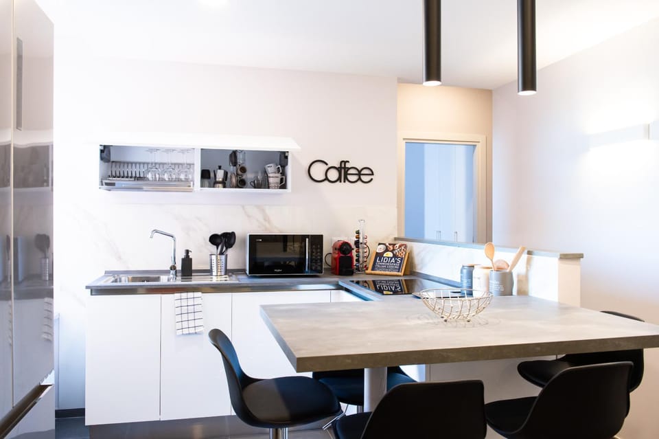 Coffee/tea facilities, Kitchen or kitchenette, minibar, stove, kitchen