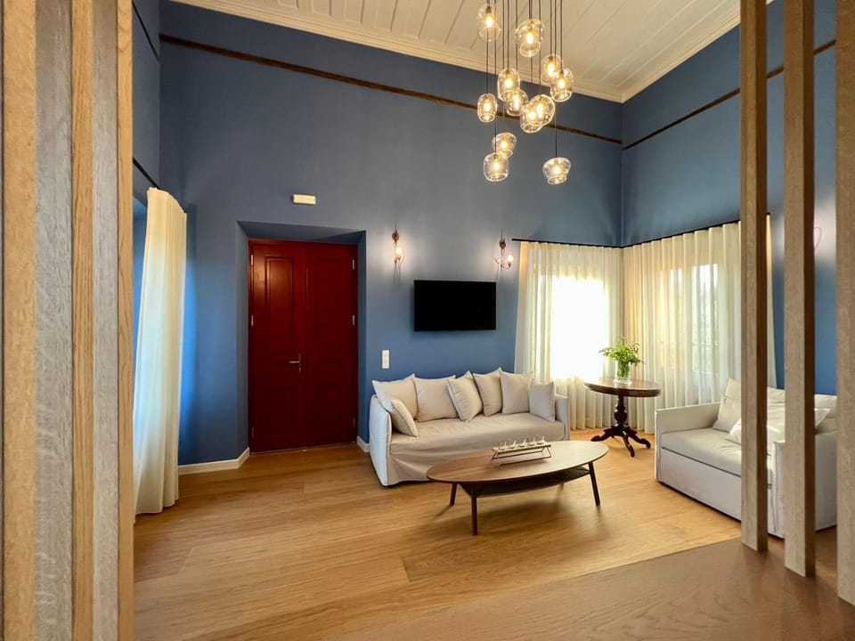 Communal lounge/ TV room