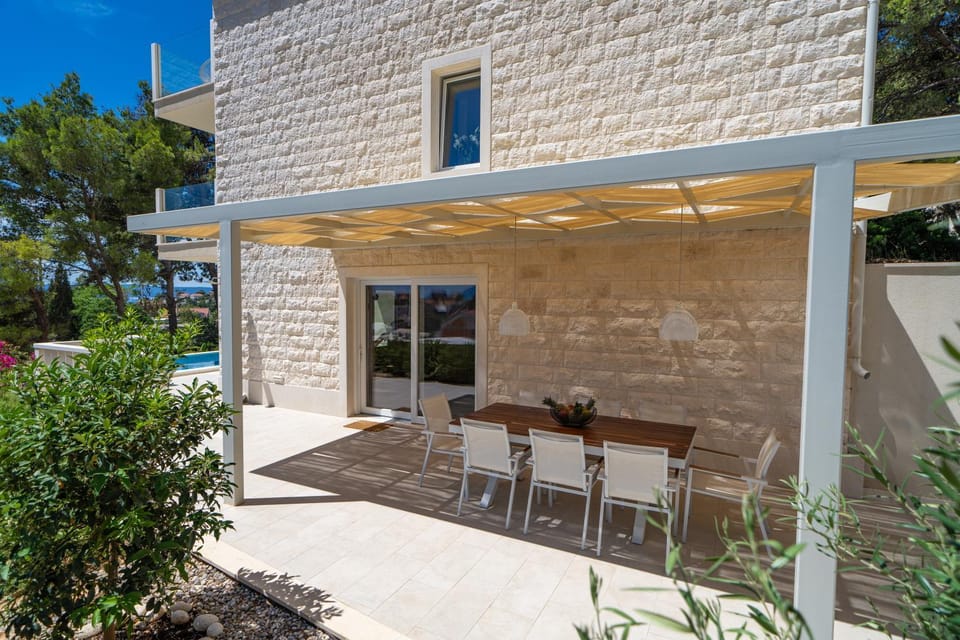 Property building, Patio, Balcony/Terrace