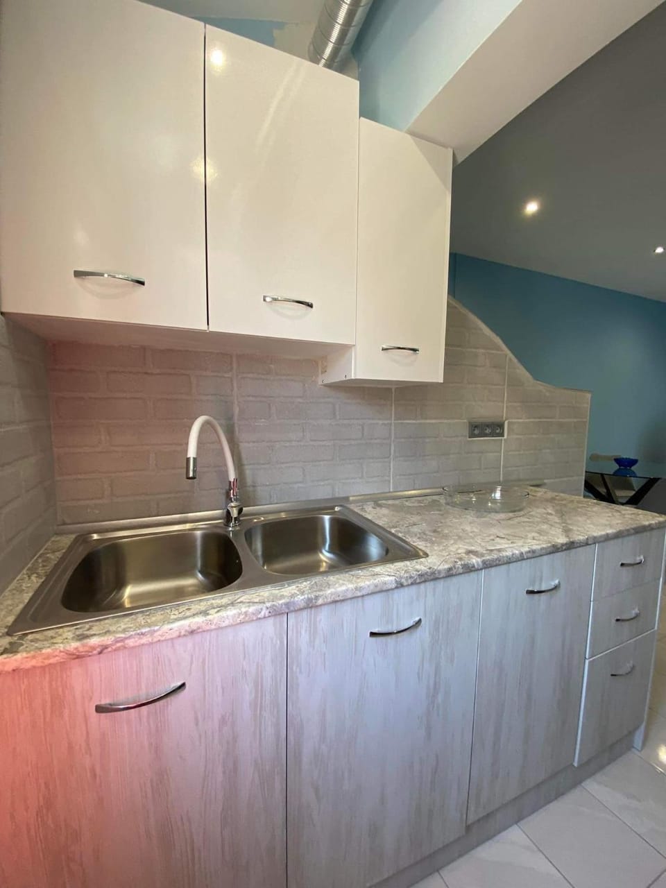 Kitchen or kitchenette, dishwasher