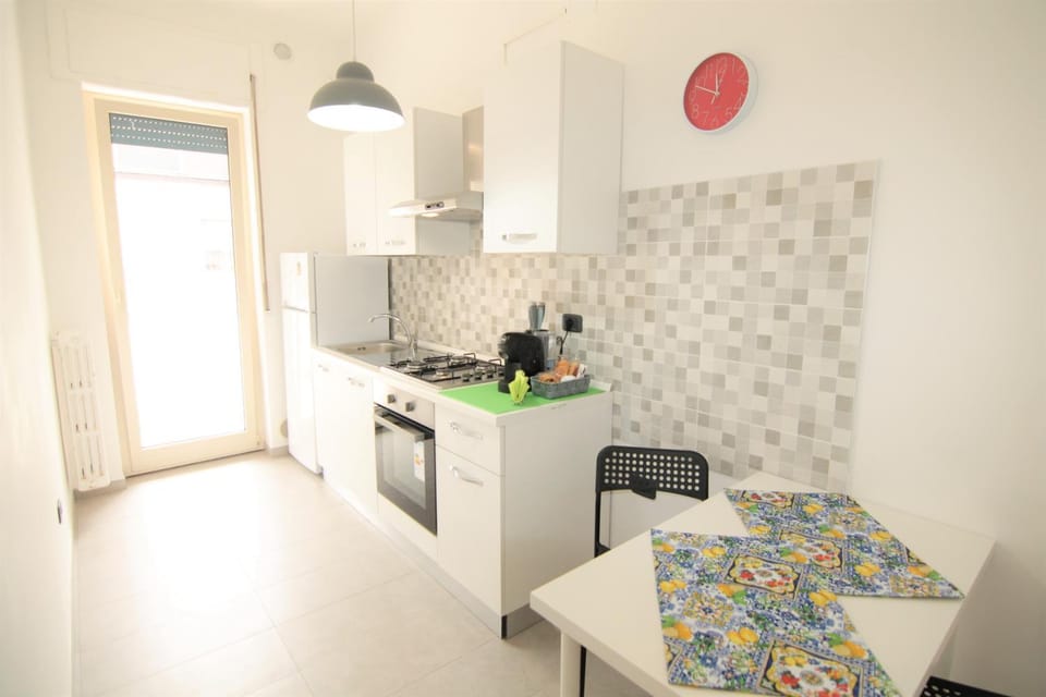 Kitchen or kitchenette, Dining area, oven, stove