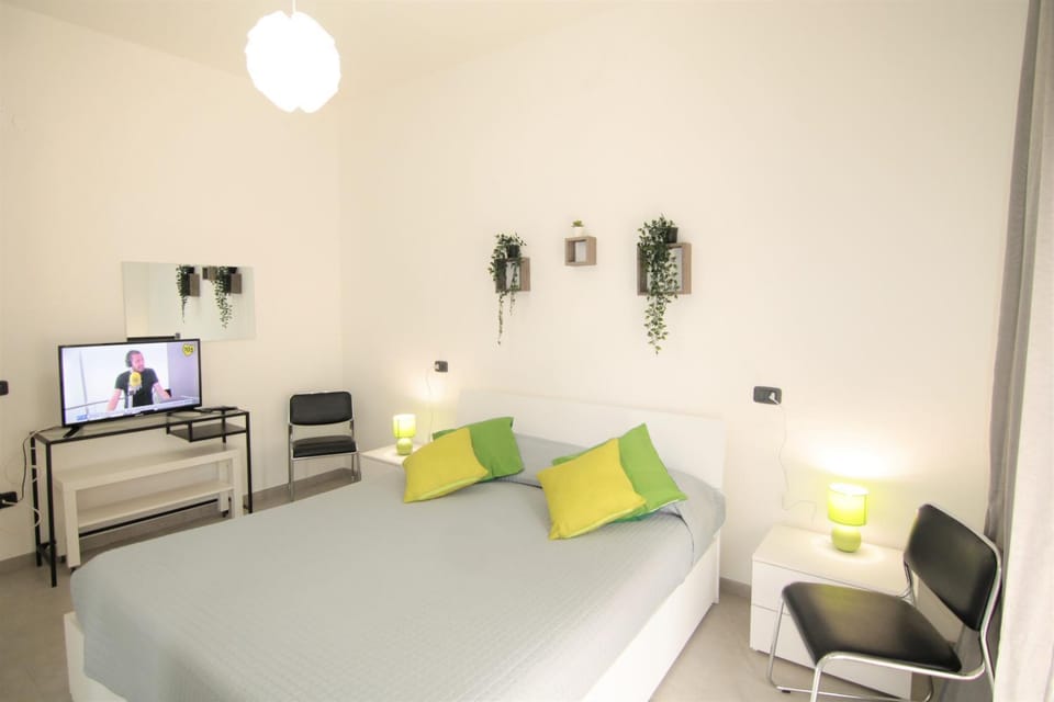 Bed, TV and multimedia, Photo of the whole room, Bedroom