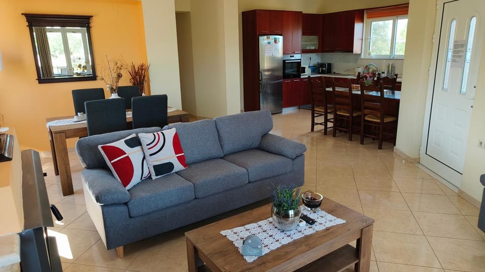 Seating area, Dining area, kitchen