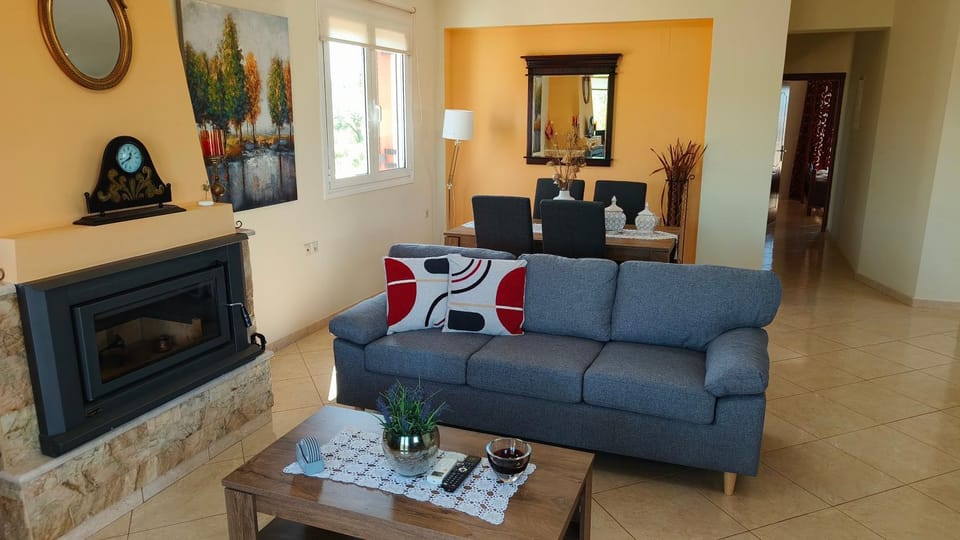 Seating area, Dining area, fireplace