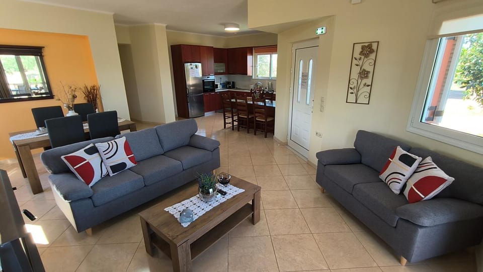 Seating area, Dining area, kitchen