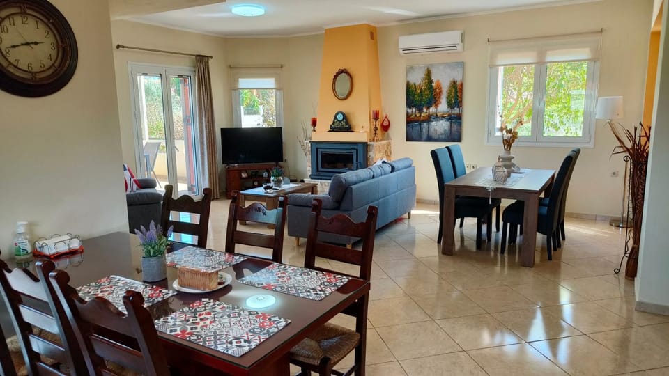 Seating area, Dining area, fireplace, kitchen