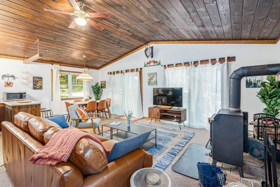 Communal lounge/ TV room, Living room, Seating area