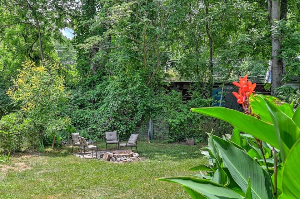 Cozy Love Nest 1BR - minutes to Downtown Asheville House in Woodfin