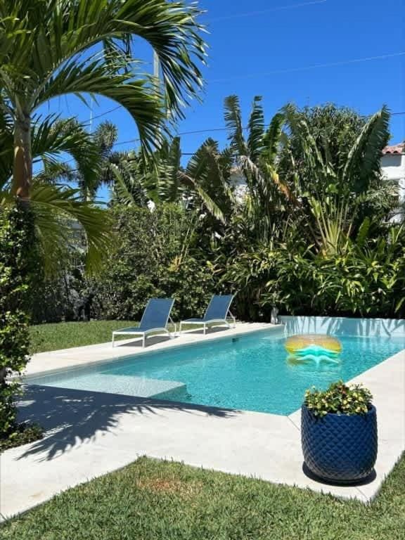 Little Havana - Unwind in a Tropical Garden Retreat with Private Pool House in West Palm Beach