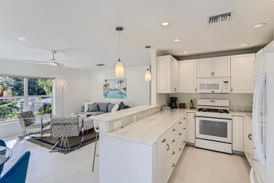Little Havana - Unwind in a Tropical Garden Retreat with Private Pool House in West Palm Beach