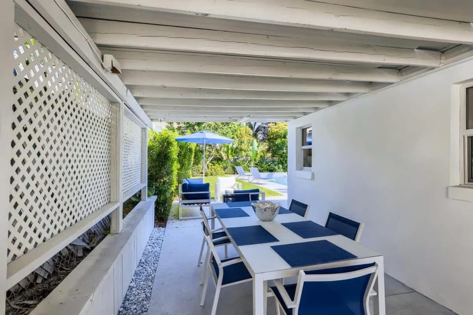 Little Havana - Unwind in a Tropical Garden Retreat with Private Pool House in West Palm Beach