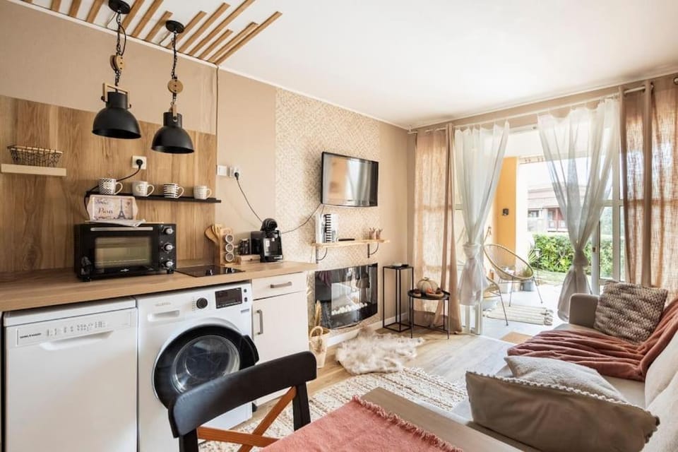 Seating area, pet friendly, washing machine