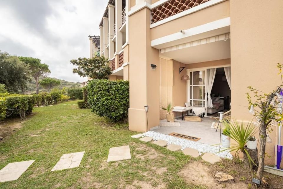 Property building, Patio, Day, Garden
